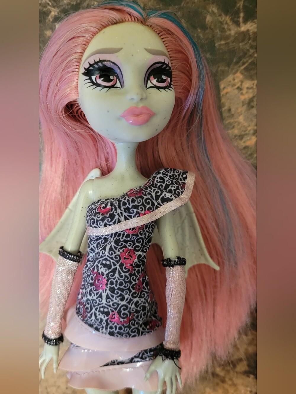 G1 Monster High Rochelle Goyle Ghouls Night Out With Wings & MH stand - Picture 2 of 9